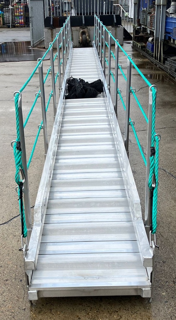 12 m. 30° aluminium gangway